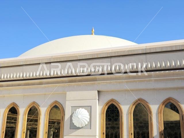 الواجهة الخارجية وقباب المسجد النبوي، وهو موقع حج رئيسي يقع تحت إشراف خادم الحرمين الشريفين.