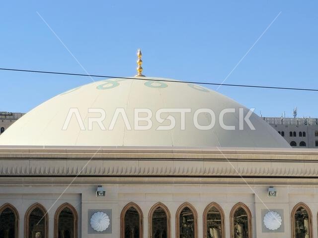 الواجهة الخارجية وقباب المسجد النبوي، وهو موقع حج رئيسي يقع تحت إشراف خادم الحرمين الشريفين.