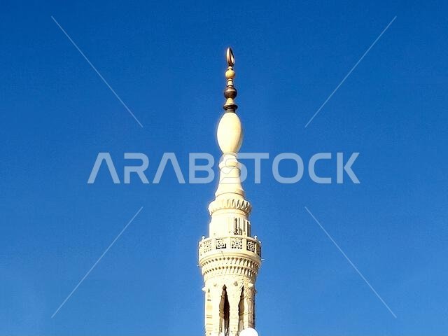 الواجهة الخارجية وقباب المسجد النبوي، وهو موقع حج رئيسي يقع تحت إشراف خادم الحرمين الشريفين.
