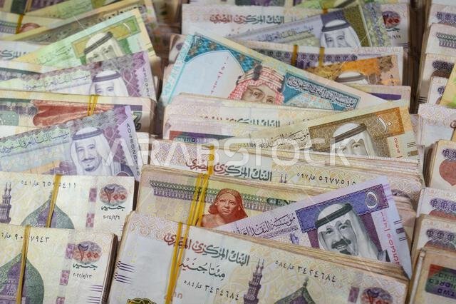 ريالات سعودية (SAR) نقداً، وأكوام من النقود المصرية، آلاف الجنيهات، أوراق نقدية من فئة 200 جنيه مصري (GE).