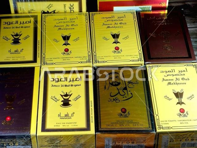 القاهرة، مصر، 30 يونيو 2024: عطر أمير العود والشيخ زايد عود، عطر طبيعي بخاخ من الخليج، المملكة العربية السعودية، ماء تواليت، برائحة العود.