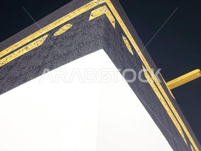 الكعبة المشرفة بملابس الإحرام أثناء الحج، وهي مبنى حجري يقع في قلب المسجد الحرام، أهم مساجد الإسلام وأقدس مواقعه.