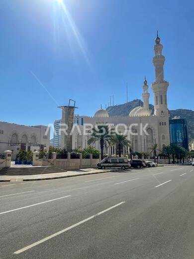 المسجد المهيب في مكة المكرمة، القلب الروحي للحج الإسلامي. تم التقاط هذه الصورة من المملكة العربية السعودية.