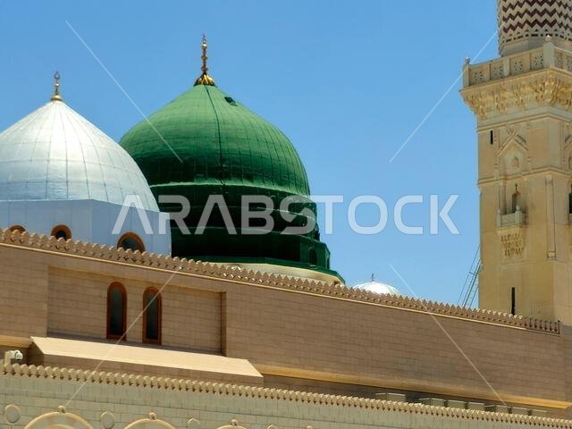 الواجهة الخارجية والمنظر الخارجي لمسجد النبي محمد أو المسجد النبوي، وهو موقع حج رئيسي يقع ضمن نطاق...