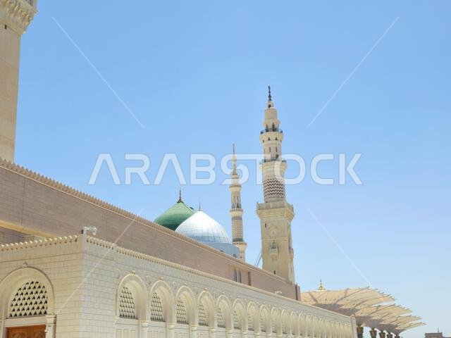 منظر خارجي لمسجد النبي محمد أو المسجد النبوي، وهو موقع حج رئيسي يقع ضمن نطاق اختصاص لجنة الجمارك.