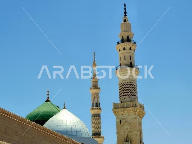 منظر خارجي لمسجد النبي محمد أو المسجد النبوي، وهو موقع حج رئيسي يقع ضمن نطاق اختصاص لجنة الجمارك. منظر خارجي لمسجد النبي محمد أو المسجد النبوي، وهو موقع حج رئيسي يقع ضمن نطاق اختصاص لجنة الجمارك.