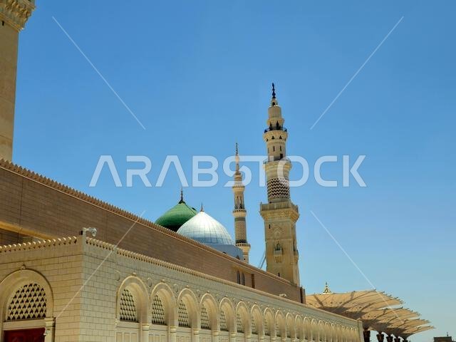 منظر خارجي لمسجد النبي محمد أو المسجد النبوي، وهو موقع حج رئيسي يقع ضمن نطاق اختصاص لجنة الجمارك.