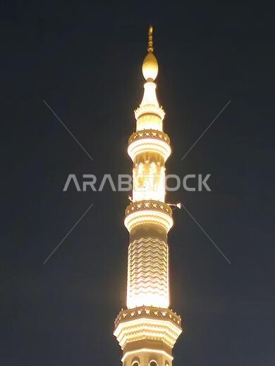 مئذنة عالية في المسجد النبوي، وهو موقع حج رئيسي في المدينة المنورة يقع تحت إشراف خادم الحرمين الشريفين.
