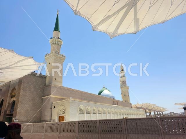 منظر خارجي لمسجد النبي محمد أو المسجد النبوي، وهو موقع حج رئيسي يقع ضمن نطاق اختصاص لجنة الجمارك. منظر خارجي لمسجد النبي محمد أو المسجد النبوي، وهو موقع حج رئيسي يقع ضمن نطاق اختصاص لجنة الجمارك.