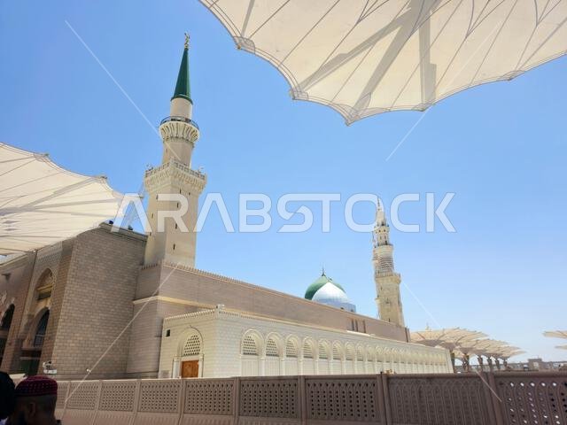منظر خارجي لمسجد النبي محمد أو المسجد النبوي، وهو موقع حج رئيسي يقع ضمن نطاق اختصاص لجنة الجمارك. منظر خارجي لمسجد النبي محمد أو المسجد النبوي، وهو موقع حج رئيسي يقع ضمن نطاق اختصاص لجنة الجمارك.
