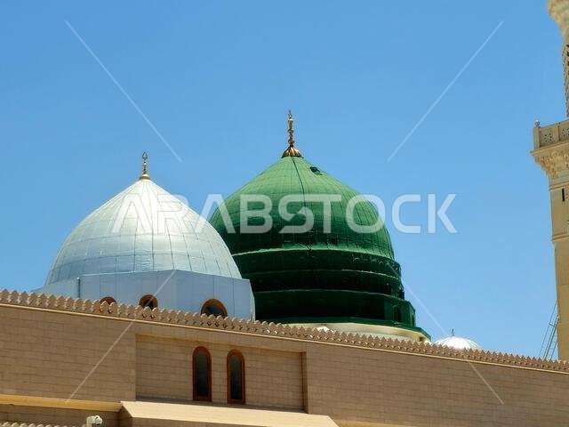 الواجهة الخارجية والمنظر الخارجي لمسجد النبي محمد أو المسجد النبوي، وهو موقع حج رئيسي يقع ضمن نطاق...