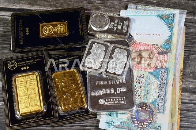 القاهرة، مصر، 2 مايو 2025: عملات الريال المصري وسبائك الذهب الخالص والفضة النقية بأوزان مختلفة، مركز تداول سبائك الذهب والبيتكوين