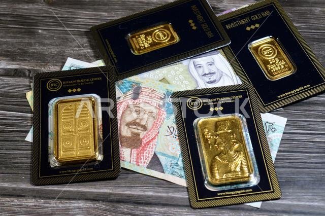القاهرة، مصر، 2 مايو 2025: الريال السعودي وسبائك الذهب الأصفر الخالص عيار 24 قيراطًا من مركز تداول سبائك البيتكوين، استثمار الذهب، سعر الصرف