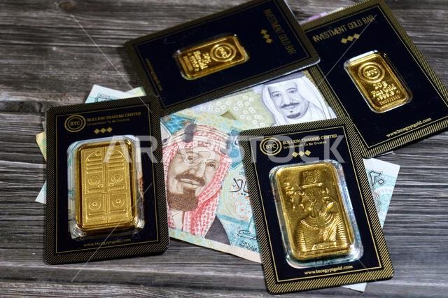 القاهرة، مصر، 2 مايو 2025: الريال السعودي وسبائك الذهب الأصفر الخالص عيار 24 قيراطًا من مركز تداول سبائك البيتكوين، استثمار الذهب، سعر الصرف القاهرة، مصر، 2 مايو 2025: الريال السعودي وسبائك الذهب الأصفر الخالص عيار 24 قيراطًا من مركز تداول سبائك البيتكوين، استثمار الذهب، سعر الصرف