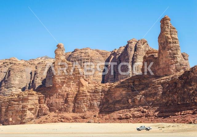 منظر للجبال الصخرية في العلا بالمملكة العربية السعودية في يوم مشمس. منظر للجبال الصخرية في العلا بالمملكة العربية السعودية في يوم مشمس.