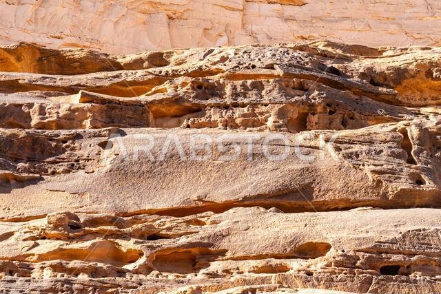 جبل عكمة، مكتبة اليونسكو المفتوحة المنحوتة في صخور الحجر الرملي في العلا بالمملكة العربية السعودية، تحفظ كلمات ونقوشاً قديمة لحضارة عريقة. جبل عكمة، مكتبة اليونسكو المفتوحة المنحوتة في صخور الحجر الرملي في العلا بالمملكة العربية السعودية، تحفظ كلمات ونقوشاً قديمة لحضارة عريقة.