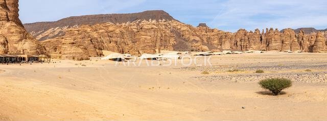 تُشكّل التكوينات الرملية في وادي آشر خلفيةً خلابةً للمنتجعات الفاخرة ضمن المناظر الصحراوية المذهلة في العلا، المملكة العربية السعودية. تُشكّل التكوينات الرملية في وادي آشر خلفيةً خلابةً للمنتجعات الفاخرة ضمن المناظر الصحراوية المذهلة في العلا، المملكة العربية السعودية.
