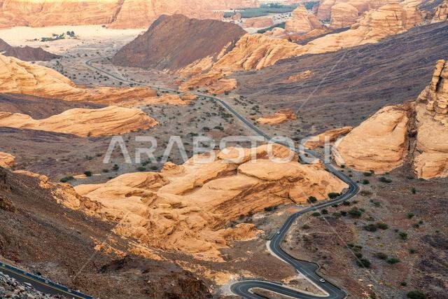 طريق خلاب إلى نقطة مشاهدة حرة. رحلة آسرة نحو بانوراما غروب الشمس المذهلة في العلا، المملكة العربية السعودية.