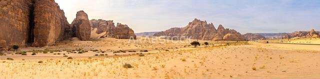 تُحيط التكوينات الصخرية الرملية المذهلة في وادي آشر بقاعة حفلات مرايا والمنتجعات الفاخرة، وهي من عجائب الطبيعة والحداثة في العلا، المملكة العربية السعودية.