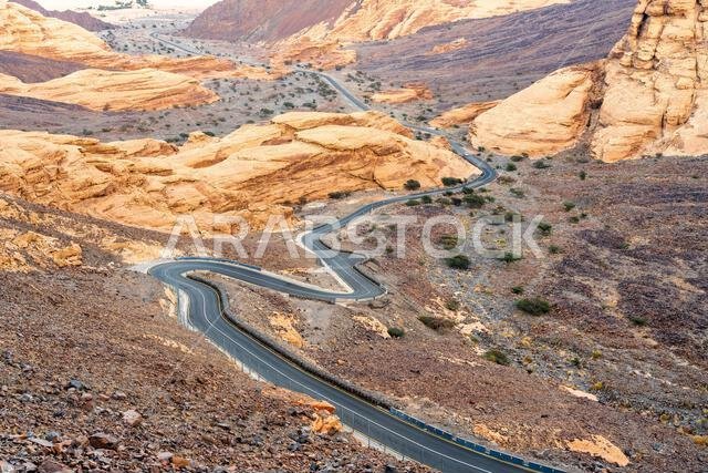 طريق خلاب إلى نقطة مشاهدة حرة. رحلة آسرة نحو بانوراما غروب الشمس المذهلة في العلا، المملكة العربية السعودية. طريق خلاب إلى نقطة مشاهدة حرة. رحلة آسرة نحو بانوراما غروب الشمس المذهلة في العلا، المملكة العربية السعودية.