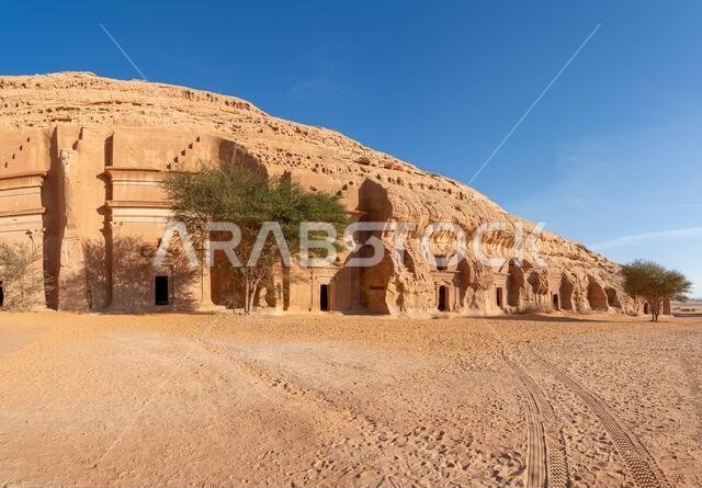جبل البنات، وهو جبل من الحجر الرملي يضم الآثار القديمة لمقابر قصر البنت في الحِجر، العلا، وهي من عجائب الآثار في المملكة العربية السعودية