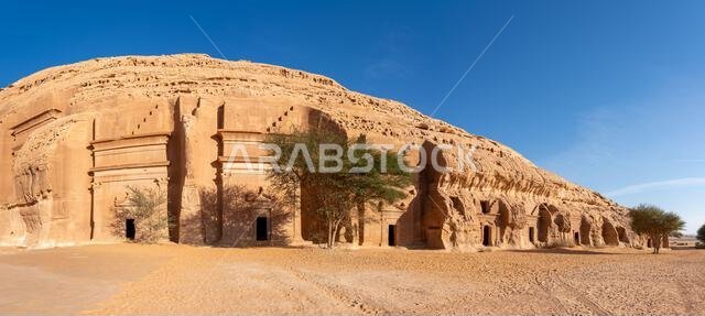 جبل البنات، وهو جبل من الحجر الرملي يضم الآثار القديمة لمقابر قصر البنت في الحِجر، العلا، وهي من عجائب الآثار في المملكة العربية السعودية