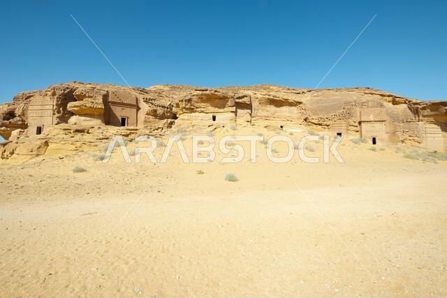 مقابر جبل الأحمر المنحوتة في منحدرات الحجر الرملي في الحِجر، المملكة العربية السعودية
