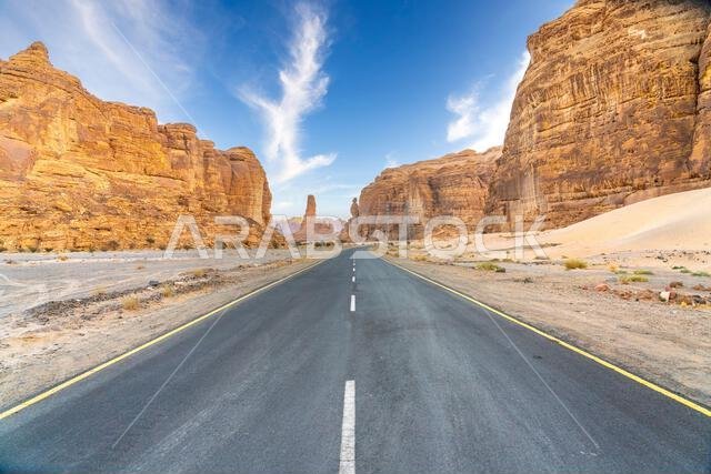 طريق خلاب إلى نقطة مشاهدة حرة. رحلة آسرة نحو بانوراما غروب الشمس المذهلة في العلا، المملكة العربية السعودية.