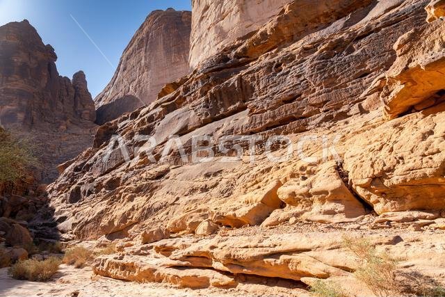 جبل عكمة، مكتبة اليونسكو المفتوحة المنحوتة في صخور الحجر الرملي في العلا بالمملكة العربية السعودية، تحفظ كلمات ونقوشاً قديمة لحضارة عريقة.