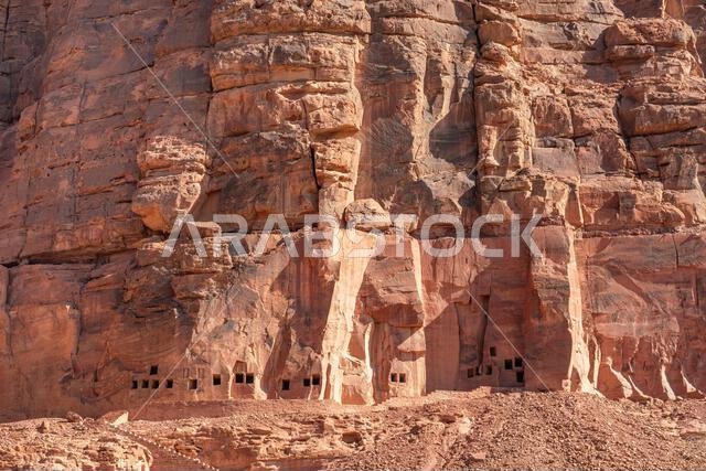 الآثار القديمة المذهلة للمقابر المنحوتة في الصخر في موقع دادان الأثري، إرث حضارة تاريخية مفقودة، العلا، المملكة العربية السعودية