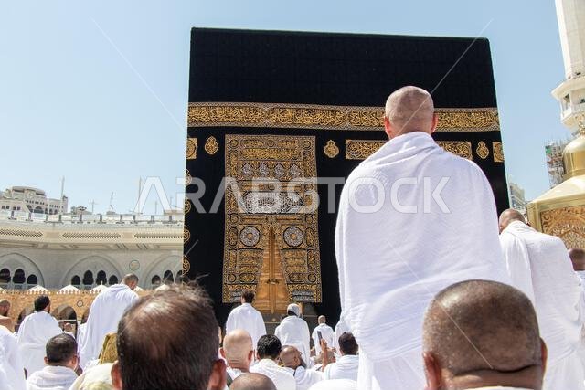 مكة المكرمة - المملكة العربية السعودية: 7 أكتوبر 2024. الكعبة المشرفة. حجاج مسلمون أمام الكعبة.