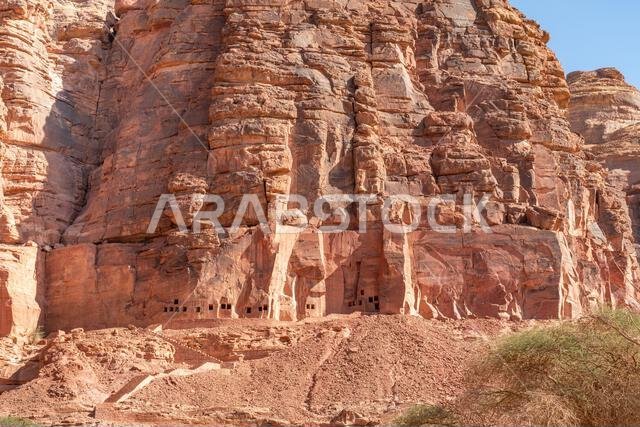 الآثار القديمة المذهلة للمقابر المنحوتة في الصخر في موقع دادان الأثري، إرث حضارة تاريخية مفقودة، العلا، المملكة العربية السعودية