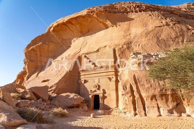 جبل البنات، وهو جبل من الحجر الرملي يضم الآثار القديمة لمقابر قصر البنت في الحِجر، العلا، وهي من عجائب الآثار في المملكة العربية السعودية جبل البنات، وهو جبل من الحجر الرملي يضم الآثار القديمة لمقابر قصر البنت في الحِجر، العلا، وهي من عجائب الآثار في المملكة العربية السعودية