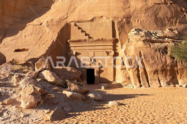 جبل البنات، وهو جبل من الحجر الرملي يضم الآثار القديمة لمقابر قصر البنت في الحِجر، العلا، وهي من عجائب الآثار في المملكة العربية السعودية
