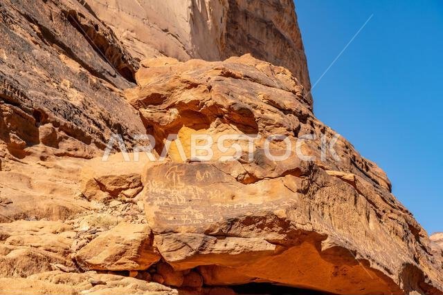 جبل عكمة، مكتبة اليونسكو المفتوحة المنحوتة في صخور الحجر الرملي في العلا بالمملكة العربية السعودية، تحفظ كلمات ونقوشاً قديمة لحضارة عريقة.