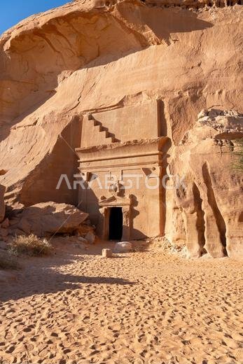 جبل البنات، وهو جبل من الحجر الرملي يضم الآثار القديمة لمقابر قصر البنت في الحِجر، العلا، وهي من عجائب الآثار في المملكة العربية السعودية