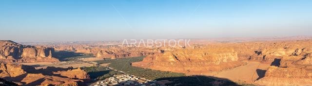 نقطة مشاهدة حرة عند غروب الشمس، العلا، المملكة العربية السعودية. منظر بانورامي خلاب لتكوينات الحجر الرملي الوعرة والمناظر الصحراوية لهذه المنطقة المذهلة