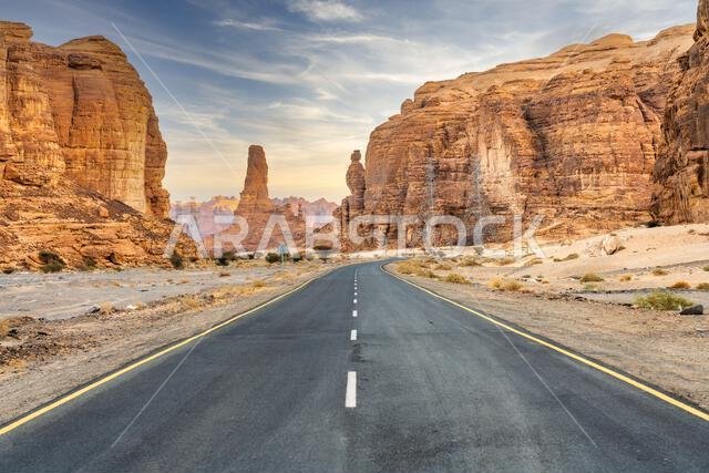 طريق خلاب إلى نقطة مشاهدة حرة. رحلة آسرة نحو بانوراما غروب الشمس المذهلة في العلا، المملكة العربية السعودية.