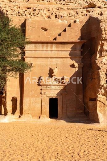 جبل البنات، وهو جبل من الحجر الرملي يضم الآثار القديمة لمقابر قصر البنت في الحِجر، العلا، وهي من عجائب الآثار في المملكة العربية السعودية