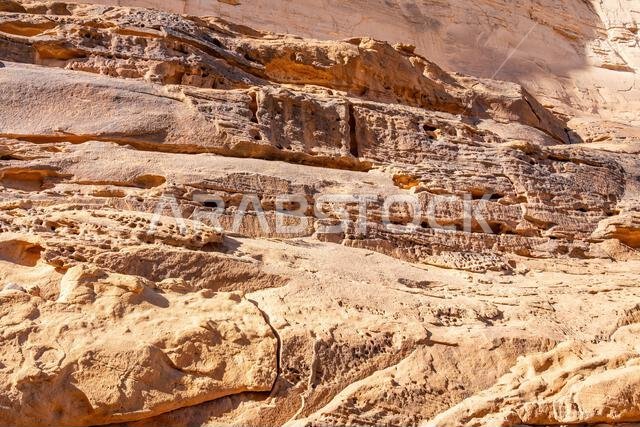 جبل عكمة، مكتبة اليونسكو المفتوحة المنحوتة في صخور الحجر الرملي في العلا بالمملكة العربية السعودية، تحفظ كلمات ونقوشاً قديمة لحضارة عريقة.