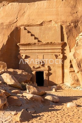 جبل البنات، وهو جبل من الحجر الرملي يضم الآثار القديمة لمقابر قصر البنت في الحِجر، العلا، وهي من عجائب الآثار في المملكة العربية السعودية