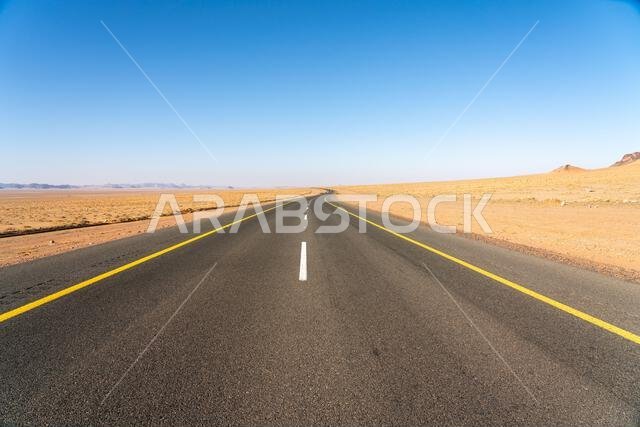 استمتع بالقيادة على الطريق الخلاب بين الرياض والعلا، مروراً بمناظر طبيعية من الصحراء الرملية والتكوينات الصخرية والجبال، في المملكة العربية السعودية.