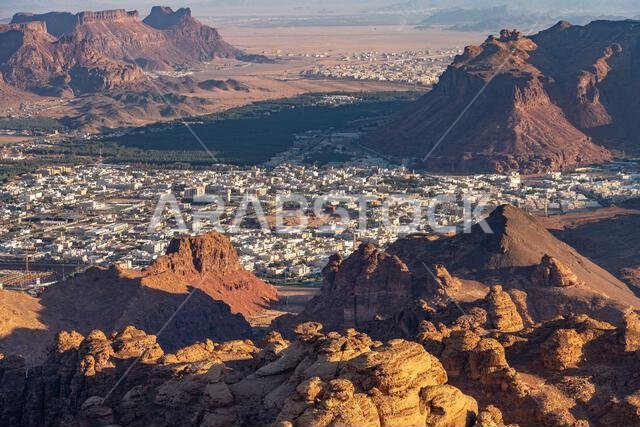 نقطة مشاهدة حرة عند غروب الشمس، العلا، المملكة العربية السعودية. منظر بانورامي خلاب لتكوينات الحجر الرملي الوعرة والمناظر الصحراوية لهذه المنطقة المذهلة