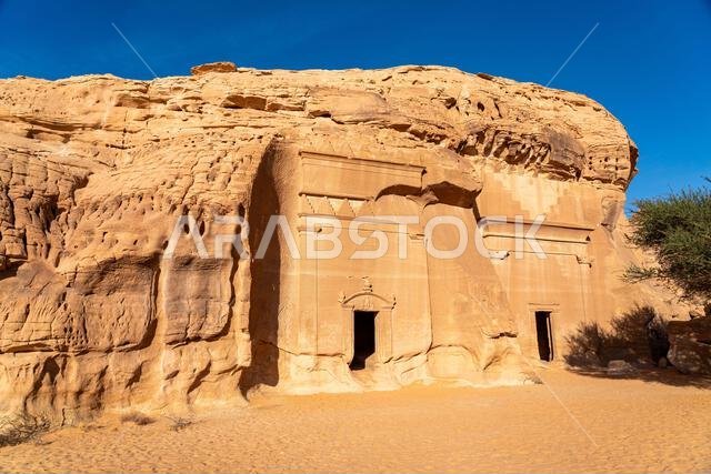 جبل البنات، وهو جبل من الحجر الرملي يضم الآثار القديمة لمقابر قصر البنت في الحِجر، العلا، وهي من عجائب الآثار في المملكة العربية السعودية جبل البنات، وهو جبل من الحجر الرملي يضم الآثار القديمة لمقابر قصر البنت في الحِجر، العلا، وهي من عجائب الآثار في المملكة العربية السعودية