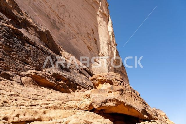 جبل عكمة، مكتبة اليونسكو المفتوحة المنحوتة في صخور الحجر الرملي في العلا بالمملكة العربية السعودية، تحفظ كلمات ونقوشاً قديمة لحضارة عريقة. جبل عكمة، مكتبة اليونسكو المفتوحة المنحوتة في صخور الحجر الرملي في العلا بالمملكة العربية السعودية، تحفظ كلمات ونقوشاً قديمة لحضارة عريقة.
