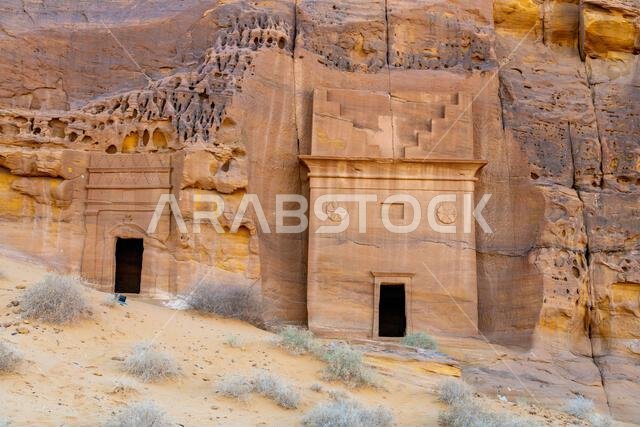 جبل الأحمر، صخرة رملية منحوتة عند غروب الشمس، مقابر الحِجر القديمة، صحراء العلا، المملكة العربية السعودية، عجائب طبيعية وأثرية تخطف الأنفاس