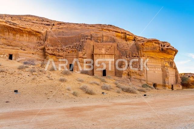 جبل الأحمر، صخرة رملية منحوتة عند غروب الشمس، مقابر الحِجر القديمة، صحراء العلا، المملكة العربية السعودية، عجائب طبيعية وأثرية تخطف الأنفاس جبل الأحمر، صخرة رملية منحوتة عند غروب الشمس، مقابر الحِجر القديمة، صحراء العلا، المملكة العربية السعودية، عجائب طبيعية وأثرية تخطف الأنفاس