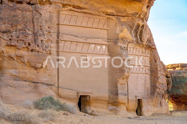 جبل الأحمر، صخرة رملية منحوتة عند غروب الشمس، مقابر الحِجر القديمة، صحراء العلا، المملكة العربية السعودية، عجائب طبيعية وأثرية تخطف الأنفاس جبل الأحمر، صخرة رملية منحوتة عند غروب الشمس، مقابر الحِجر القديمة، صحراء العلا، المملكة العربية السعودية، عجائب طبيعية وأثرية تخطف الأنفاس