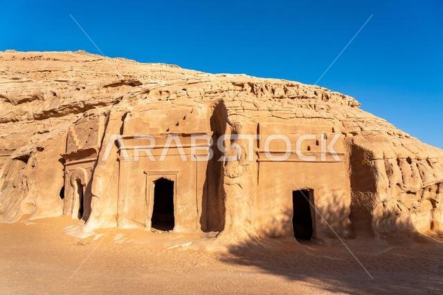 جبل البنات، وهو جبل من الحجر الرملي يضم الآثار القديمة لمقابر قصر البنت في الحِجر، العلا، وهي من عجائب الآثار في المملكة العربية السعودية