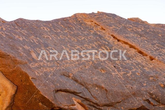 جبل عكمة، مكتبة اليونسكو المفتوحة المنحوتة في صخور الحجر الرملي في العلا بالمملكة العربية السعودية، تحفظ كلمات ونقوشاً قديمة لحضارة عريقة.